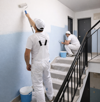 Pintores trabajando en el descansillo