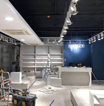 pintura-interior-local-comercial-techo-y-fondo-tienda-azul-1737875